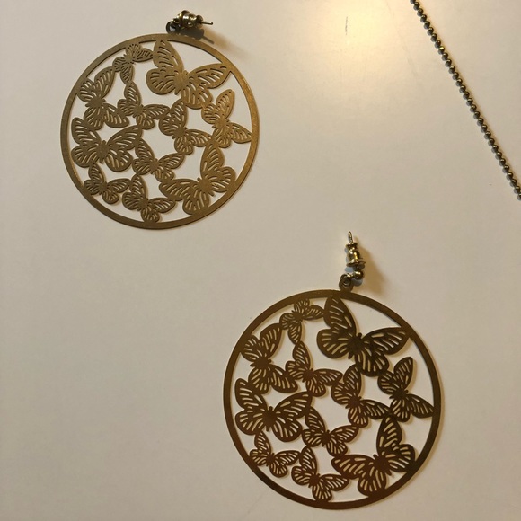 Set of golden butterfly necklace and earrings - Picture 3 of 7